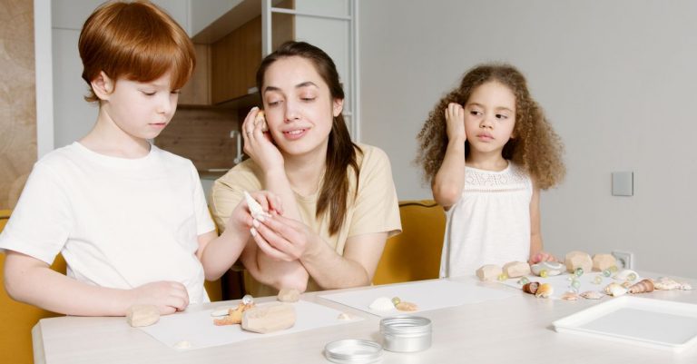 Mi hijo de 3 años se negaba a ordenar hasta que probé esto 9 Mother and children enjoying indoor activity with seashells and crafts together.